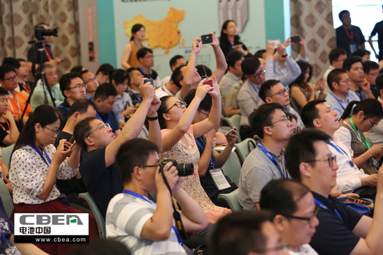 1527241064280049486.jpg 图为2018第一届新能源汽车及动力电池(CIBF2018)国际交流会会议现场1.jpg